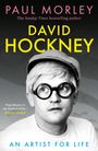 „PAUL MORLEY“, „DAVID HOCKNEY“, „AN ARTIST FOR LIFE“. Ein Mann mit Brille, Mütze, schaut leicht nach oben.