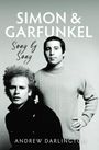 „SIMON & GARFUNKEL, Song by Song, Andrew Darlington.“ Schwarz-weiß Aufnahme von zwei Männern, einer mit lockigem Haar.