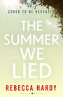 "COVER TO BE REVEALED. THE SUMMER WE LIED. REBECCA HARDY." Helles Design mit Sonnenlicht und Baumzweigen am Rand.