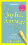 "Joyful, Anyway", "Finding Delight in Impossible Times", Kate Bowler; gelbes Konfetti, blaue Hintergrundfarbe.