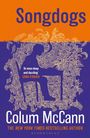 „Songdogs“, „Colum McCann“, „At once deep and dazzling“ – Edna O'Brien. Illustration aus Papierblättern auf orange-violettem Hintergrund.