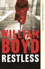 "DYSLEXIA-FRIENDLY EDITION" und "WILLIAM BOYD RESTLESS" in großen Buchstaben; Frau in rotem Mantel läuft im Regen.