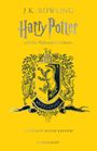 "Harry Potter and the Philosopher's Stone" steht oben. Ein Wappen mit einem Dachs in der Mitte, umgeben von Pflanzen.