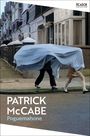 Text: "PATRICK McCABE Pogemaone". Zwei Personen, von einer großen blauen Decke verhüllt, gehen auf einem Gehweg.