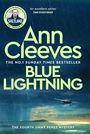 "Ann Cleeves, Blue Lightning" in großen Buchstaben, dunkler stürmischer Himmel über einer Insel und einem kleinen Flugzeug.