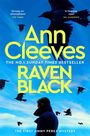 „Ann Cleeves, Raven Black, The No.1 Sunday Times Bestseller, The First Jimmy Perez Mystery“. Silhouette eines Mannes unter Raben.