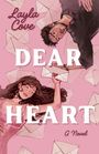 "Layla Cove," "Dear Heart: A Novel." Zwei Personen liegen umgeben von Briefen vor rosa Hintergrund.