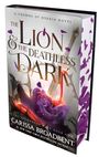 „The Lion & The Deathless Dark“ von Carissa Broadbent. Ein Schwert steckt in einer lila Blume, umgeben von Licht.