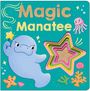 "Magic Manatee" in schimmerndem Text. Illustration eines fröhlichen Manatis mit Zauberstab, Sternen und bunten Meeresbewohnern.