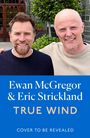 Ewan McGregor & Eric Strickland: TRUE WIND. Zwei lächelnde Männer, einer bärtig, einer glatzköpfig, stehen nebeneinander.
