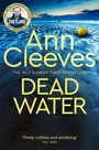 Text: "Ann Cleeves DEAD WATER". Kommentar von "THE TIMES". Sandstrand mit gelber Boje und Abendhimmel.