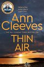 „Ann Cleeves - Thin Air“, ein Sonnenuntergang über einer Küstenlandschaft, Boot am Ufer.