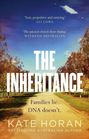 "The Inheritance" auf einem ländlichen Weg zwischen Bäumen. Text: "Families lie. DNA doesn’t." Autor: Kate Horan.