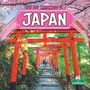 Text: "Life and Traditions in Japan", "Arthur Yazdani". Rote Torii-Tore auf einem Pfad, blühende Kirschbäume, Logo unten rechts.