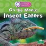 „On the Menu: Insect Eaters.“ Ein Chamäleon auf einem Ast mit einer Heuschrecke im Maul.