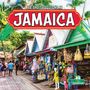 "Life and Traditions in JAMAICA". Bunte Marktstände mit Kleidung und Souvenirs, umgeben von Palmen.