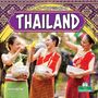 „Life and Traditions in Thailand“, fröhliche Frauen in bunter, traditioneller Kleidung, mit Wasserschalen spielend.