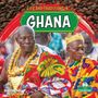 „LIFE AND TRADITIONS IN GHANA“, zwei Personen in bunter Festkleidung mit goldenen Schmuckstücken.