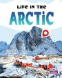 „Life in the Arctic“ in großen Buchstaben, verschneite Berge, rote Häuser, Meer im Vordergrund.