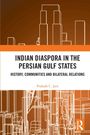 Text: "Indian Diaspora in the Persian Gulf States: History, Communities and Bilateral Relations" von Prakash C. Jain. Geometrisches Muster oben und unten in Orange.