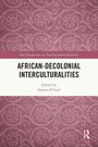 AFRICAN-DECOLONIAL INTERCULTURALITIES. Herausgeber: Hamza R'boul. Hintergrund mit Ornamentmustern und einem Logo unten.
