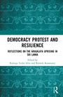 "Democracy Protest and Resilience" ist der Buchtitel. Darunter ein türkisfarbenes Muster und das Routledge-Logo.