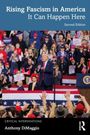 Titel: "Rising Fascism in America: It Can Happen Here". Menschenmenge mit einem Redner auf der Bühne.
