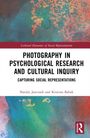 Text: "Photography in Psychological Research and Cultural Inquiry: Capturing Social Representations." Künstlerischer, bunter Hintergrund.