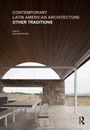 CONTEMPORARY LATIN AMERICAN ARCHITECTURE OTHER TRADITIONS. Innenraum mit Holzdecke, Steinmauer, Tisch und Bänken.