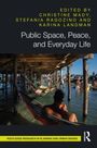 "Public Space, Peace, and Everyday Life" von Christine Mady, Stefania Ragozino und Karina Landman. Menschen unter einem Pier.