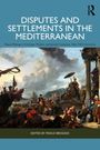 Titel: Disputes and Settlements in the Mediterranean. Illustration von historischer Hafenszene mit Menschen und Gebäuden.