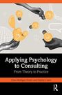 „Applying Psychology to Consulting: From Theory to Practice“. Hände halten Glühbirnen; Graphen im Hintergrund.
