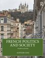 „French Politics and Society, Fourth Edition, Alistair Cole“ auf grünem Banner. Stadtansicht mit Hügel und Kirche im Hintergrund.