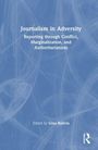 "Journalism in Adversity. Reporting through Conflict, Marginalization, and Authoritarianism." Herausgegeben von Gina Baleria. Blau-weißes abstraktes Muster.