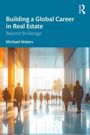 „Building a Global Career in Real Estate“, „Beyond Brokerage“, Michael Waters. Menschen in einer modernen Lobby.