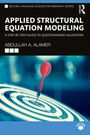 Oben steht "APPLIED STRUCTURAL EQUATION MODELING". Ein roter Pfeil steckt in der Mitte einer Zielscheibe.