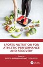 SPORTS NUTRITION FOR ATHLETIC PERFORMANCE AND RECOVERY. Füße auf Waage, umgeben von Obst und Gemüse.
