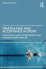 "Mindfulness and Acceptance in Sport. A Practical Guide to Performing and Thriving Under Pressure." Schwimmer im Pool.