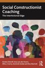 „Social Constructionist Coaching: The InterActional Edge“. Bunte Silhouetten von Menschen und Sprechblasen in einer Illustration.