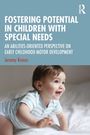 „Fostering Potential in Children with Special Needs“ von Jeremy Krauss. Ein lächelndes Baby krabbelt auf einem Bett.