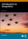 Text: "Introduction to Geopolitics, Fifth Edition, Colin Flint". Silhouetten von Drohnen vor einem farbigen Himmel bei Sonnenuntergang.