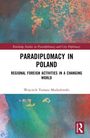 "Paradiplomacy in Poland: Regional Foreign Activities in a Changing World" von Wojciech Tomasz Modzelewski. Buntes abstraktes Cover.