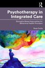 "Psychotherapy in Integrated Care" von Russ Curtis. Bunte abstrakte Illustration eines nachdenklichen Menschen unter einem Regenbogenhimmel.