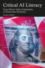 Text: "Critical AI Literacy: From Silicon Valley Exploitation to Democratic Resistance" von Nolan Higdon. Hintergrund: 100-Dollar-Schein mit digitalem AI-Chip und USA-Flagge.