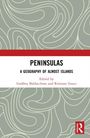 „PENINSULAS: A Geography of Almost Islands“, bearbeitet von Godfrey Baldacchino und Ritienne Gauci. Abstraktes, geschwungenes Design.