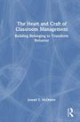 Weißer Text auf blauem Hintergrund: „The Heart and Craft of Classroom Management: Building Belonging to Transform Behavior“. Unten: Joseph S. McQueen. Abstrakte Linien als Hintergrund und Routledge-Logo.