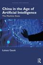 „China in the Age of Artificial Intelligence: The Machine State“ von Łukasz Gacek. Hand berührt leuchtendes Display.