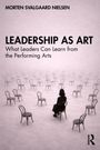 "LEADERSHIP AS ART: What Leaders Can Learn from the Performing Arts". Frau sitzt allein in einem Nebel voller Stühle.