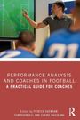 Buchtitel: "Performance Analysis and Coaches in Football". Ein Trainer erklärt eine Fußballtaktik auf einem Bildschirm.