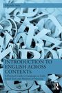 Buchtitel: "Introduction to English Across Contexts". Hintergrund: Haufen aus großen, hellblauen Buchstaben.